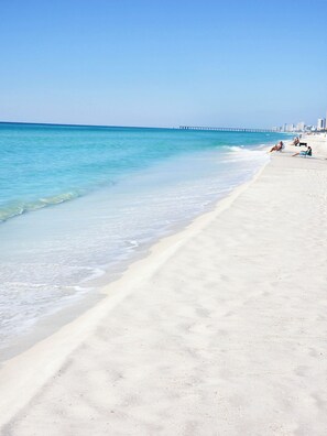 Vlak bij het strand, ligstoelen