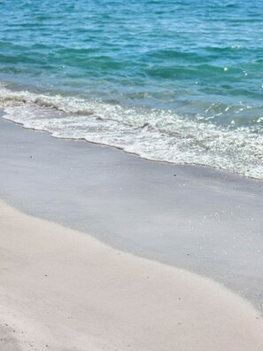 Nær stranden og solsenger