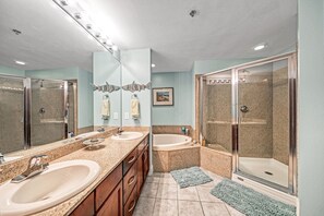 シャワー付き浴槽、ヘアドライヤー、タオル、石鹸