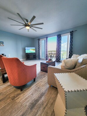 TV - Privacy on the 4th Floor, No Elevators needed, Updated With Fountain Show View! (Panama City Beach)