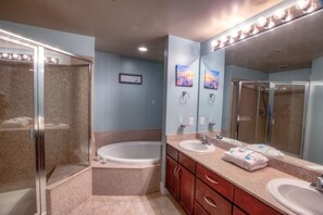 Chuveiro/banheira combinados, secador de cabelo, toalhas de banho 