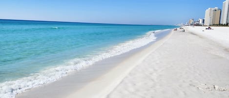Una playa cerca, sillas reclinables de playa