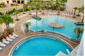 Una piscina riscaldata, lettini
