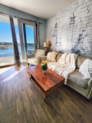 Flat-screen TV, Netflix, streaming services