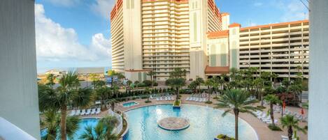 Una piscina climatizada, sillones reclinables de piscina