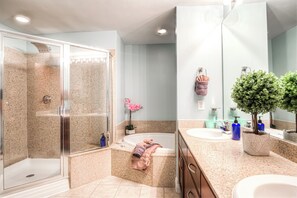 Bañera con ducha, secador de pelo, toallas, jabón