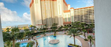 Beheizter Pool, Liegestühle