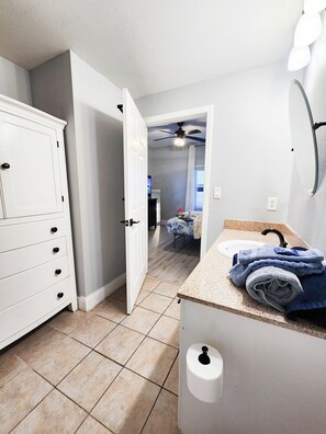 Kombination af bruser/badekar, hårtørrer, håndklæder, Sæbe