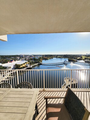 Outdoor dining - Exceptional unit 633!Accessible and  Inviting! Perfect Beach set up! (Panama City Beach)