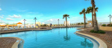 Una piscina climatizada, tumbonas