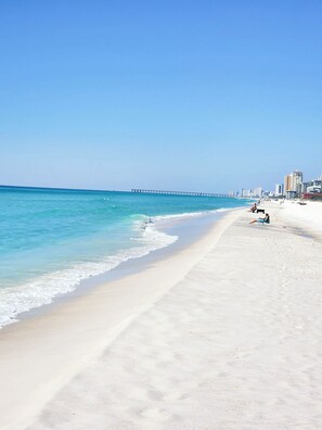 Beach nearby, sun-loungers - Gorgeous unit 734! Divine beach set up! Wonderful boardwalk with many shops! (Panama City Beach)