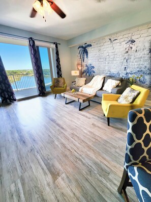 TV - Laketown Perfection, Unit 736! Just Remodeled, Great Amenities! (Panama City Beach)