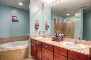Ensemble douche/baignoire, sèche-cheveux, serviettes fournies, savon