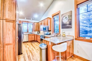 Kylskåp, mikrovågsugn, ugn och spishäll