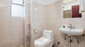 A bathroom with a toilet, sink, and shower. - Muscatel Roma (Darjeeling)