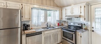 Downtown 4 Bed/2 Bath Cottage in Old Town Historic District