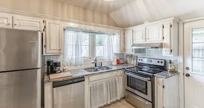 Downtown 4 Bed/2 Bath Cottage in Old Town Historic District