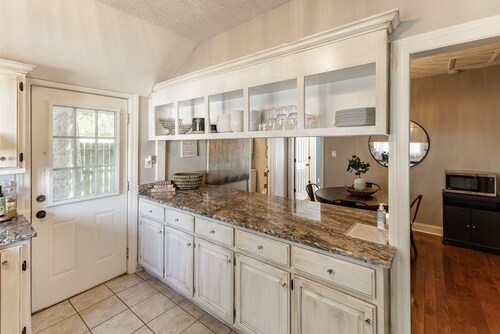 Downtown 4 Bed/2 Bath Cottage in Old Town Historic District