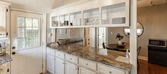 Downtown 4 Bed/2 Bath Cottage in Old Town Historic District