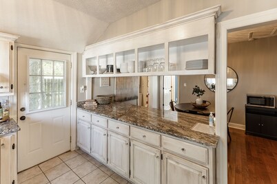 Downtown 4 Bed/2 Bath Cottage in Old Town Historic District