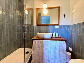 Shower, hair dryer, towels, soap - Belvedere Farmhouse: 2 Bedrooms, 2 Bathrooms, AC | Bolgheri & Sea at 10 minutes (Castagneto Carducci)