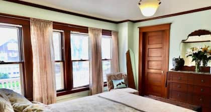 The Burd Room w/ queen bed