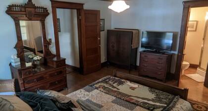 The Scott Room w/ queen bed