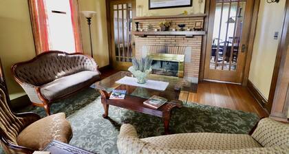 The Scott Room w/ queen bed