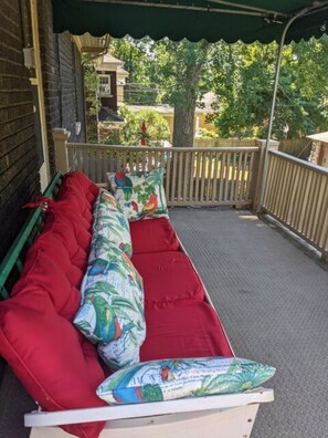 Terrace/patio - The Scott Room w/ queen bed (Niagara Falls)