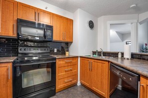 Kjøleskap, mikrobølgeovn, ovn og kokeplater