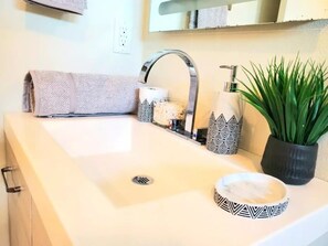 Douche, séchoir à cheveux, serviettes fournies