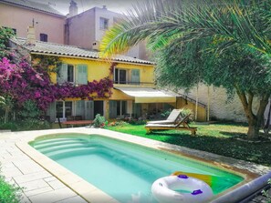 Outdoor pool - Provencal house in the heart of Sanary, with private garden and swimming pool (Sanary-sur-Mer)