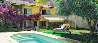 Provencal house in the heart of Sanary, with private garden and swimming pool