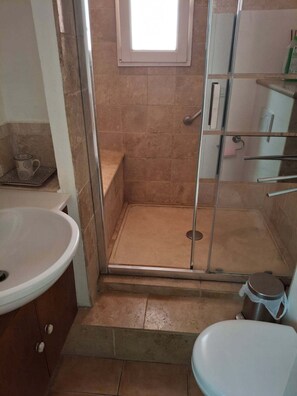 Regadera, secadora de cabello, toallas 