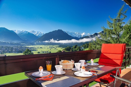 180-degree panoramic view, garage, internet, mountain railroads included