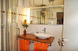Douche, sèche-cheveux, serviettes fournies, savon