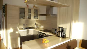 Fridge, oven, stovetop, dishwasher