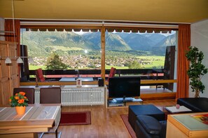 Interior - 180-degree panoramic view, garage, internet, mountain railroads included (Oberstdorf)