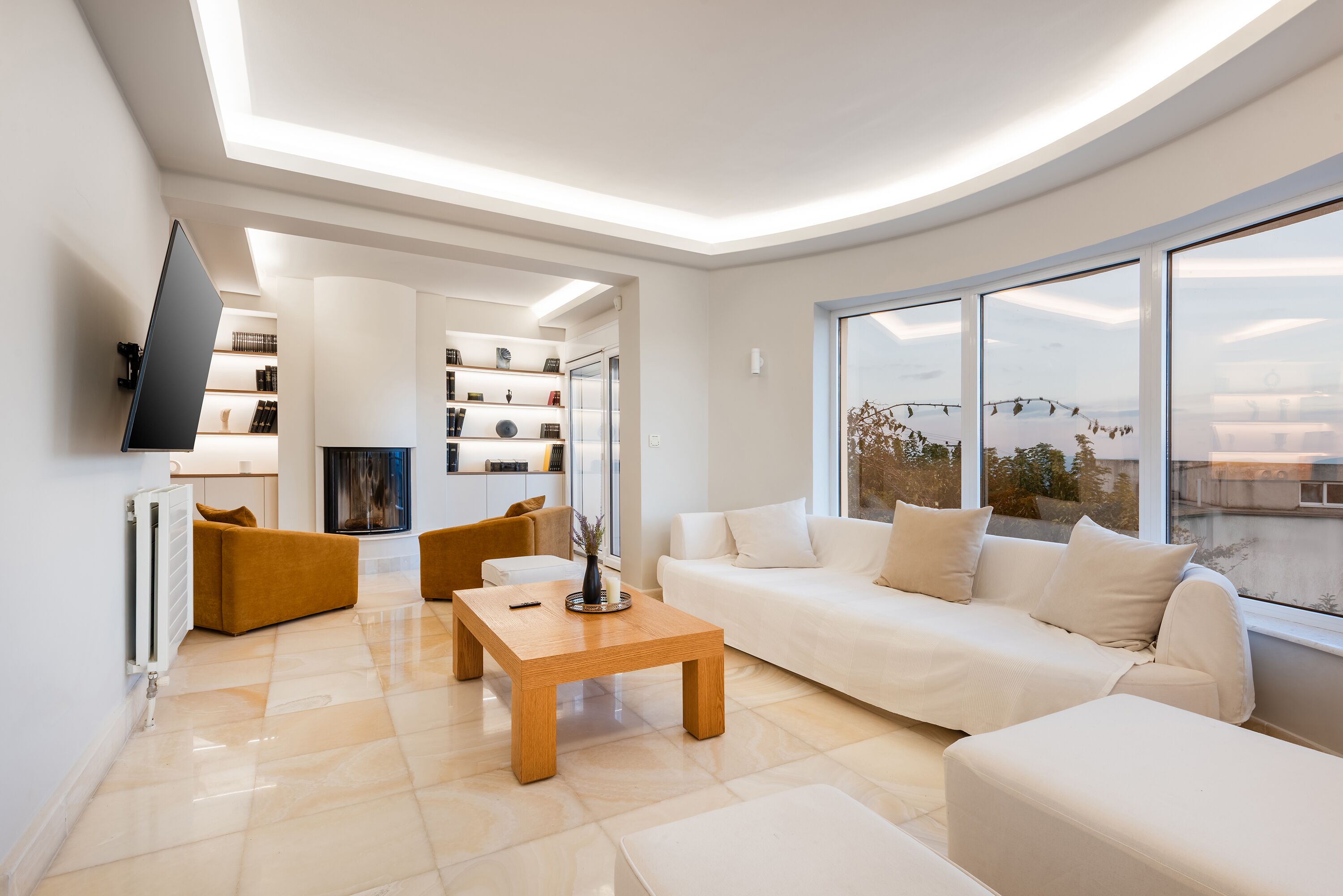 Smart TV, fireplace
