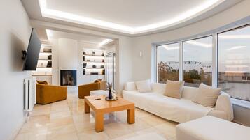 Smart TV, fireplace