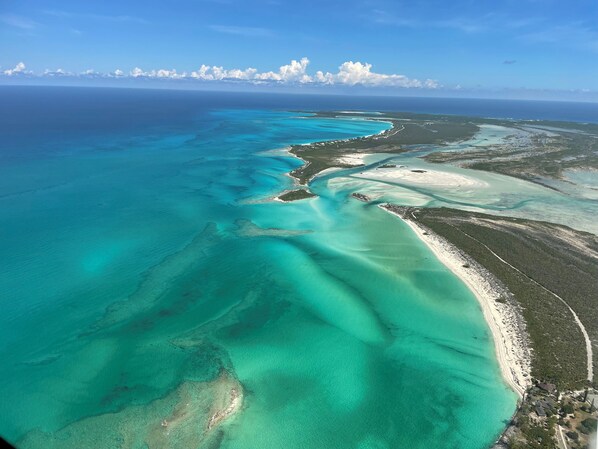 Aan het strand, ligstoelen aan het strand, strandlakens