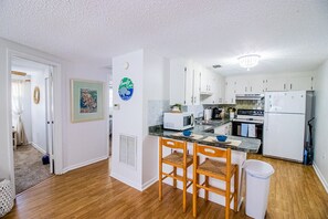 Fridge, microwave, oven, stovetop - Manatee Cove Apartment Star5Vacations (Weeki Wachee)