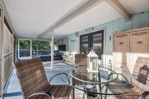 Outdoor dining - Manatee Cove Apartment Star5Vacations (Weeki Wachee)