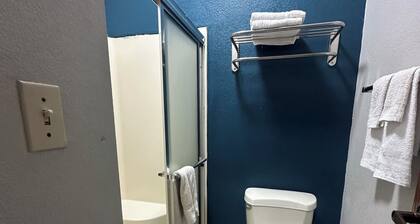 Budget Inn, Hwy 41