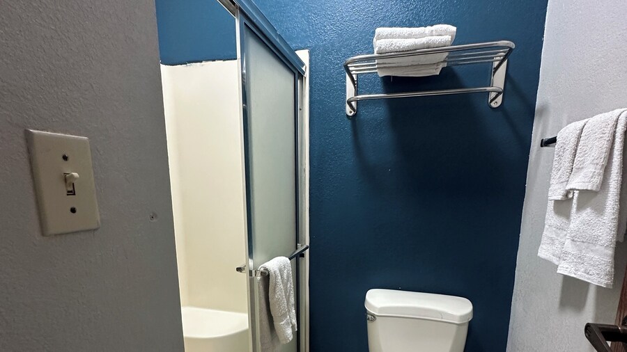 Budget Inn, Hwy 41