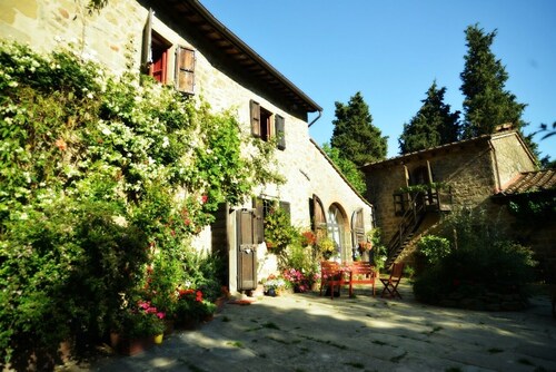Cozy little retreat in wonderful location, with pool
