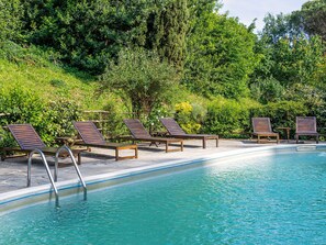 A poolside area with lounge chairs and a swimming pool. - Cozy little retreat in wonderful location, with pool (località Fornello, Pontassieve)