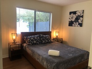 2 bedrooms, iron/ironing board, free WiFi, bed sheets - Beautiful spacious 2bd, w/d, bbq, yard, pets allowed, free parking  (Delray Beach)