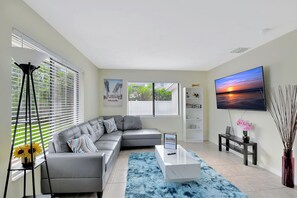 Smart TV - Beautiful spacious 2bd, w/d, bbq, yard, pets allowed, free parking  (Delray Beach)