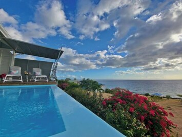 En première ligne bord de mer la 
Villa Blue Haven 1.